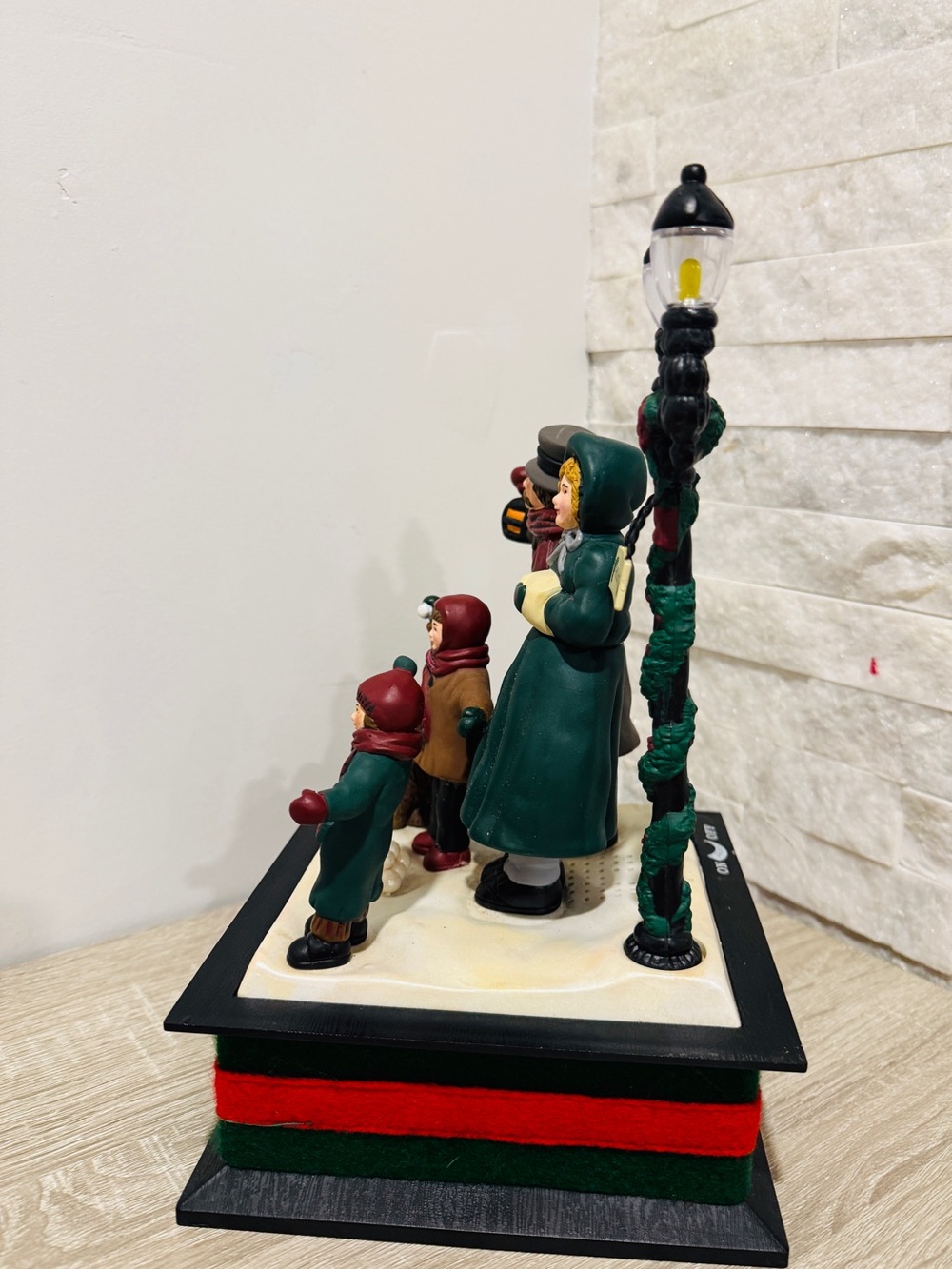 Vintage 1990 Dickens Family Light-Up & Musical Christmas Display Smile Ind. Ltd. - Picture 4 of 13